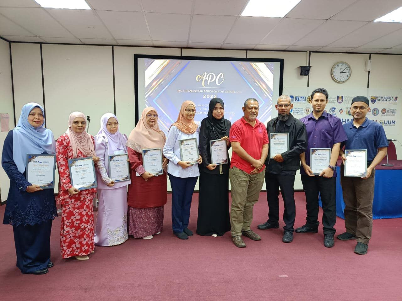 Pn Fauzlina, lima dari kiri bersama Pengarah PPKT dan lapan staf PPKT yang turut menerima Anugerah Perkhidmatan Cemerlang 2022